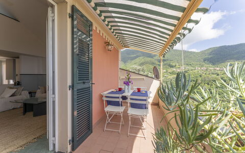 Emma House, Terrace and Sea View, Moneglia: Mesa, Planta, Mueble, Edificio, Silla, Sombra, Nube, Planta De Casa, Mueble Para Exteriores, Arquitectura