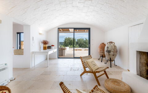 Villa La Selva: Propiedad, Mueble, Edificio, Madera, Comodidad, Diseño De Interiores, Marco, Piso, Planta De Casa, Suelo