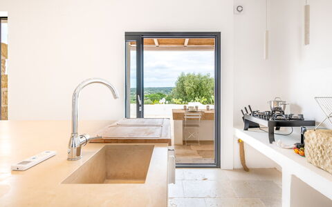 Villa La Selva: Grifo, Mueble, Arreglo De Tubería, Lavabo, Mostrador, Madera, Cocina, Piso, Suelo