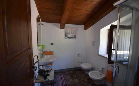 Villa Roccella Ionica, Sea View, a c: Lavabo, Arreglo De Tubería, Baño, Ventana, Diseño De Interiores, Cortina, Grifo, Suelo, Edificio