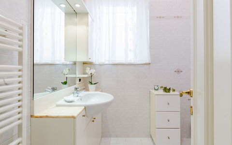 Suite Oltremare: Grifo, Espejo, Arreglo De Tubería, Lavabo Del Baño, Lavabo, Mueble De Baño, Mueble, Gabinetes, Púrpura, Baño