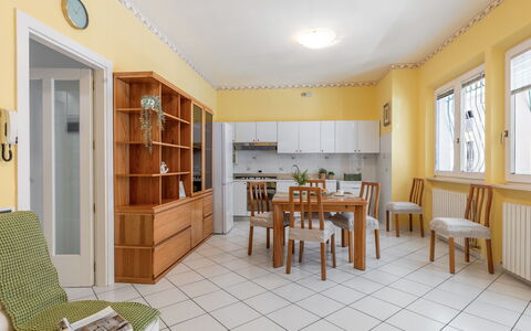 Suite Oltremare: Mueble, Mesa, Gabinetes, Silla, Edificio, Librero, Ventana, Madera, Estante, Diseño De Interiores