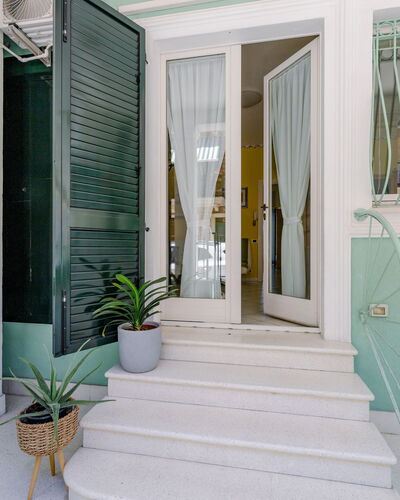 Suite Oltremare: Planta, Maceta, Planta De Casa, Edificio, Azur, Escalera, Diseño De Interiores, Puerta, Madera, Suelo