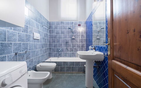 Casolare Torre With Pool And Ac: Azul, Arreglo De Tubería, Piso, Suelo, Baño, Loseta, Baño, Lavabo, Plomería, Asiento Del Baño