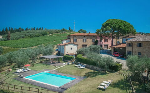 Le Fonti Apartments With Ac Near Siena: Cielo, Planta, Propiedad, Ventana, Azur, Edificio, Árbol, El Terreno Del Lote, Arquitectura, Diseño Urbano