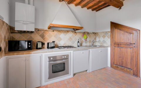 Le Fonti Apartments With Ac Near Siena: Cocina, Electrodoméstico, Aparato De Cocina, Piso, Diseño De Interiores, Madera, Mostrador, Techo, Suelo, Estufa De Cocina