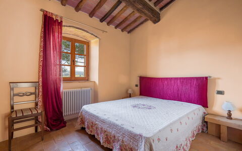Le Fonti Apartments With Ac Near Siena: Pared, Mueble, Madera, Diseño De Interiores, Linos, Textil, Piso, Cama, Habitación, Suelo