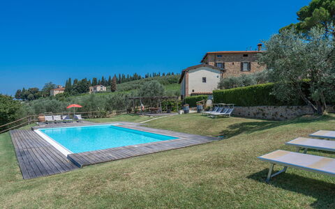 Le Fonti Apartments With Ac Near Siena: Planta, Cielo, Edificio, Piscina, Agua, Árbol, Casa, Sombra, El Terreno Del Lote, Mueble Para Exteriores