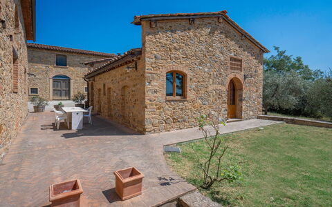 Le Fonti Apartments With Ac Near Siena: Planta, Cielo, Ventana, Árbol, Edificio, Puerta, Ladrillo, Pared, Área Rural, Techo