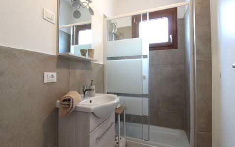 Comfort Apartment, Welness, Terrace: Espejo, Propiedad, Arreglo De Tubería, Grifo, Edificio, Baño, Lavabo, Mueble De Baño, Lavabo Del Baño