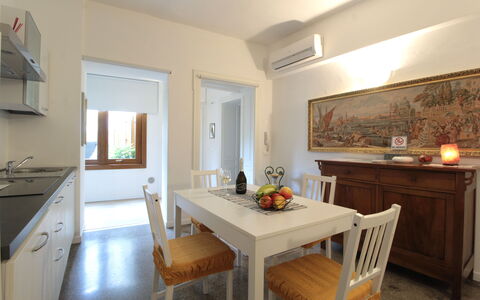 Comfort Apartment, Welness, Terrace: Mueble, Propiedad, Mesa, Gabinetes, Marco, Silla, Madera, Diseño De Interiores, Piso, Suelo