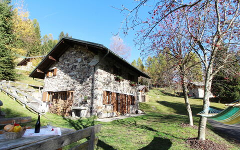 Baita a Pieve Tesino Mountain And Lake: Planta, Cielo, Edificio, Verde, Árbol, Paisaje Natural, Hierba, El Terreno Del Lote, Casa, Cabaña