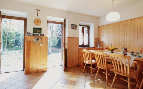 Baita a Pieve Tesino Mountain And Lake: Mueble, Propiedad, Mesa, Gabinetes, Silla, Puerta, Ventana, Planta, Madera