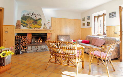 Baita a Pieve Tesino Mountain And Lake: Mueble, Propiedad, Mesa, Madera, Textil, Diseño De Interiores, Comodidad, Silla, Naranja, Arquitectura