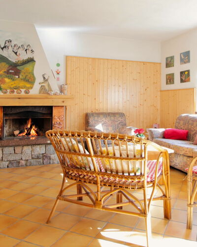 Baita a Pieve Tesino Mountain And Lake: Mueble, Propiedad, Mesa, Madera, Textil, Diseño De Interiores, Comodidad, Silla, Naranja, Arquitectura