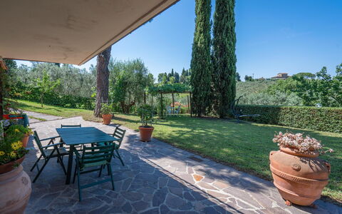 Chianti Hills Apartment, Pool, Ac: Planta, Maceta, Mueble, Cielo, Planta De Casa, Mesa, Sombra, Árbol, Diseño De Interiores, Silla