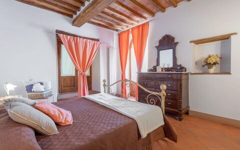 Chiara House In Galenda, Chianti, Pool And Nature: Propiedad, Edificio, Gabinetes, Comodidad, Madera, Ventana, Diseño De Interiores, Cama, Suelo, Cajón