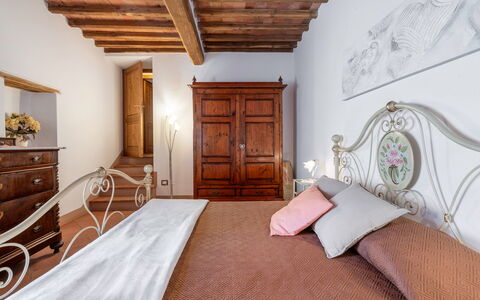 Chiara House In Galenda, Chianti, Pool And Nature: Marrón, Mueble, Gabinetes, Edificio, Comodidad, Diseño De Interiores, Madera, Puerta, Marco De La Cama, Cajón
