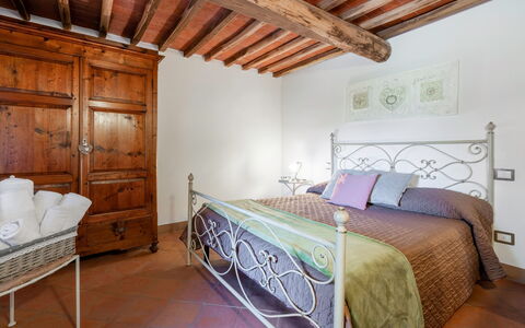Chiara House In Galenda, Chianti, Pool And Nature: Edificio, Mueble, Propiedad, Comodidad, Marco De La Cama, Madera, Casa, Diseño De Interiores, Gabinetes, Encendiendo