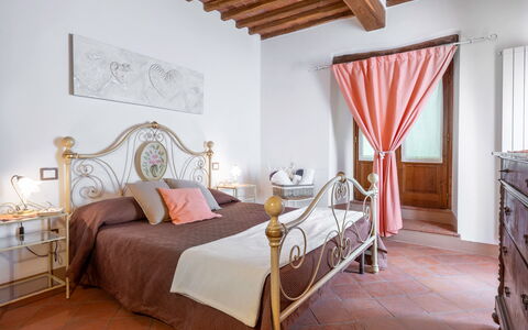 Chiara House In Galenda, Chianti, Pool And Nature: Edificio, Mueble, Propiedad, Comodidad, Ventana, Madera, Casa, Textil, Marco De La Cama, Diseño De Interiores