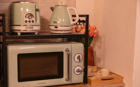 Bocelli: Aparato De Cocina, Electrodoméstico, Horno Microondas, Madera, Electrodoméstico, Set De Televisión, Vajilla, Gas, Cocina