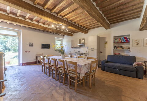 Le Casaline Di Sopra, Massa Marittima: Mesa, Mueble, Propiedad, Sofá, Planta De Casa, Madera, Ventana, Diseño De Interiores, Piso, Suelo