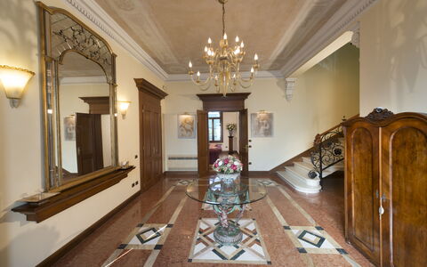 Villa Paola In Padova With Ac: Propiedad, Marco, Encendiendo, Madera, Diseño De Interiores, Espejo, Suelo, Salón, Piso, Edificio