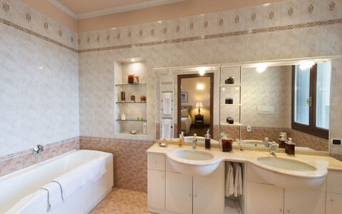 Villa Paola In Padova With Ac: Espejo, Grifo, Arreglo De Tubería, Lavabo, Propiedad, Mueble, Lavabo Del Baño, Mueble De Baño, Baño, Diseño De Interiores
