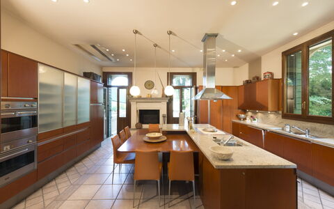 Villa Paola In Padova With Ac: Mesa, Edificio, Mueble, Silla, Mostrador, Gabinetes, Planta De Casa, Madera, Diseño De Interiores, Piso