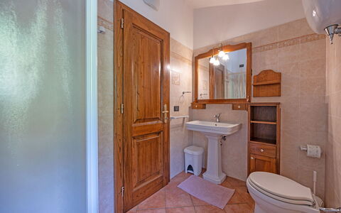 La Montana: Espejo, Lavabo, Arreglo De Tubería, Propiedad, Grifo, Edificio, Mueble De Baño, Lavabo Del Baño, Baño, Púrpura