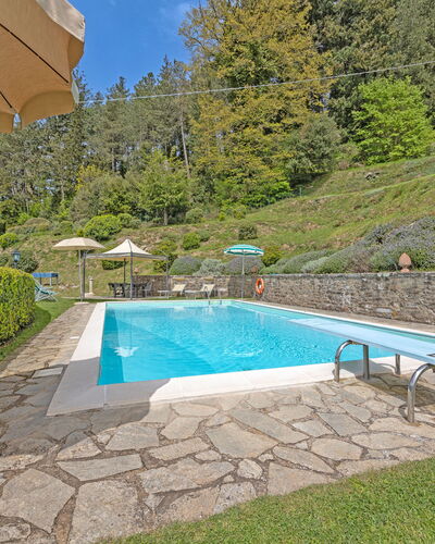 La Montana: Agua, Planta, Piscina, Azur, Sombra, Árbol, Mueble Para Exteriores, Edificio, Rectángulo, Paraguas