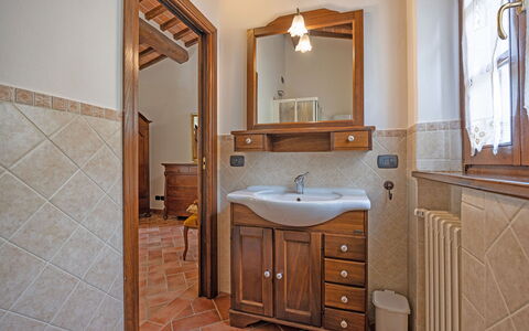 La Montanina: Espejo, Marrón, Mueble De Baño, Grifo, Lavabo, Gabinetes, Lavabo Del Baño, Arreglo De Tubería, Propiedad, Baño
