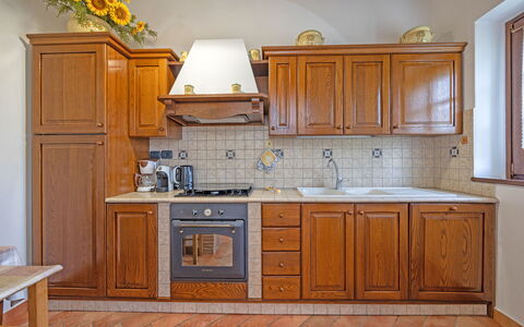 La Montanina: Gabinetes, Propiedad, Mostrador, Mueble, Lavabo, Grifo, Blanco, Edificio, Cocina, Madera