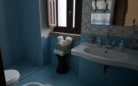 San Noto House With Pool Ac Wifi: Azul, Lavabo Del Baño, Arreglo De Tubería, Baño, Diseño De Interiores, Lavabo, Piso, Grifo, Suelo, Plomería