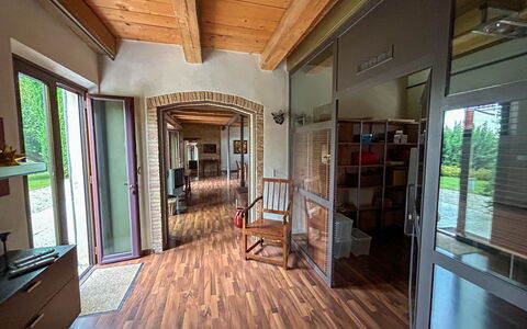 Villa Gelso: Marco, Madera, Salón, Ventana, Suelo, Piso, Porche, Bienes Raíces, Sala