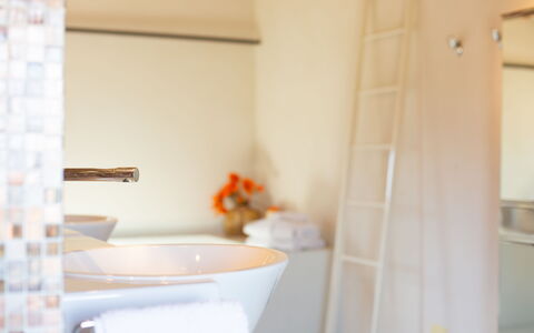 Villa Gelso: Grifo, Arreglo De Tubería, Lavabo Del Baño, Lavabo, Mueble De Baño, Madera, Suelo, Piso, Plomería, Baño