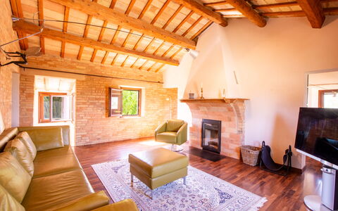 Villa Gelso: Propiedad, Mueble, Marco, Sofá, Madera, Diseño De Interiores, Ventana, Suelo, Sala, Comodidad