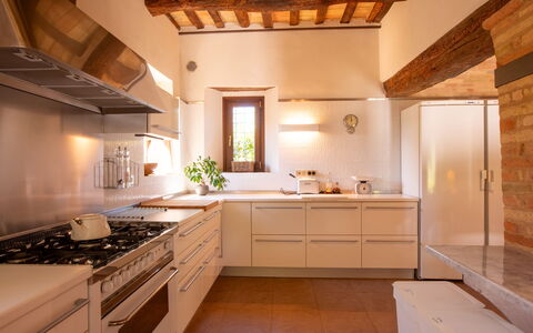 Villa Gelso: Gabinetes, Mostrador, Propiedad, Grifo, Mueble, Lavabo, Edificio, Cocina, Madera, Fregadero