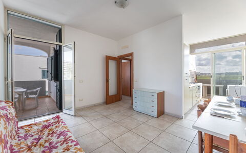 Andromeda Apartment In Gallipoli: Mueble, Gabinetes, Edificio, Madera, Comodidad, Puerta, Encendiendo, Cajón, Arquitectura