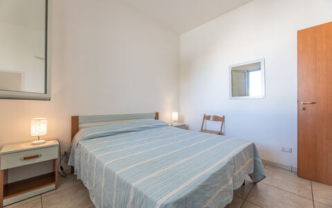Andromeda Apartment In Gallipoli: Mueble, Propiedad, Edificio, Comodidad, Azur, Madera, Textil, Marco De La Cama, Cama