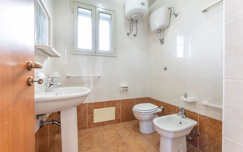 Andromeda Apartment In Gallipoli: Espejo, Arreglo De Tubería, Grifo, Lavabo, Propiedad, Lavabo Del Baño, Púrpura, Baño, Ventana