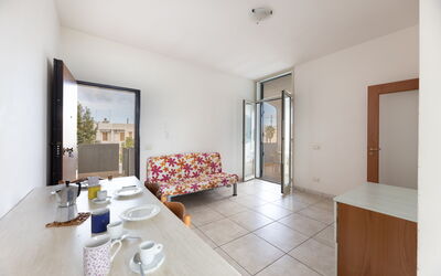 Andromeda Apartment In Gallipoli: Mueble, Mesa, Vajilla, Edificio, Madera, Comodidad, Diseño De Interiores, Piso, Suelo