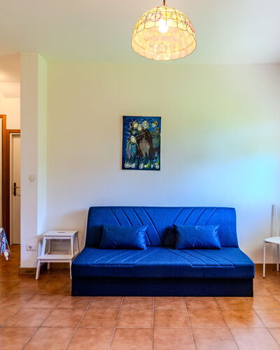 Caria 1: Propiedad, Mueble, Azul, Azur, Sofá, Madera, Encendiendo, Decoración, Marco, Mesa