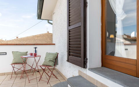 Villa i Portici: Madera, Suelo, Casa, Departamento, Madera Dura, Manchas De Madera, Balcón, Sombra, La Luz Del Día, Suelos De Madera