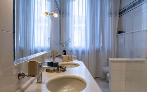 Villa i Portici: Espejo, Grifo, Arreglo De Tubería, Lavabo, Propiedad, Lavabo Del Baño, Baño, Madera, Diseño De Interiores, Cortina