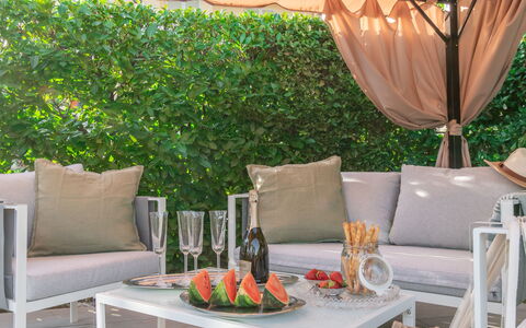 Villa i Portici: Mesa, Mueble, Planta, Propiedad, Vajilla, Verde, Mueble Para Exteriores, Textil, Naranja, Sombra