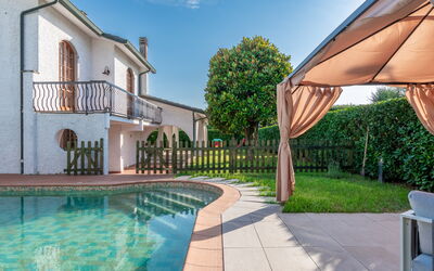 Villa i Portici: Agua, Planta, Cielo, Propiedad, Ventana, Edificio, Azur, Piscina, Arquitectura, Árbol