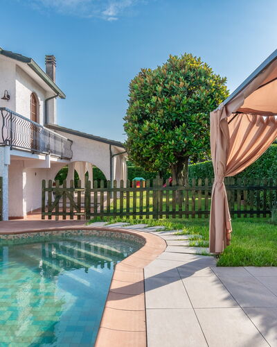Villa i Portici: Agua, Planta, Cielo, Propiedad, Ventana, Edificio, Azur, Piscina, Arquitectura, Árbol