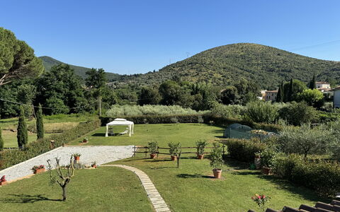 Casa Viviani: Cielo, Planta, Montaña, Paisaje Natural, Árbol, Botánica, Vegetación, El Terreno Del Lote, Tierras Altas, Hierba