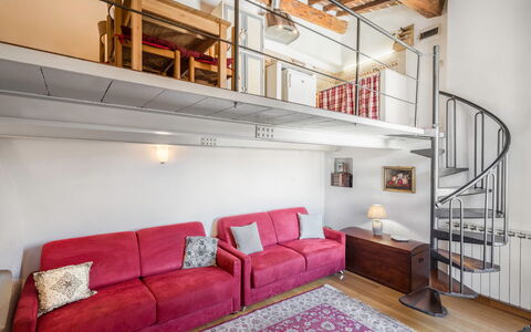 Belle Donne Apartment, Tornabuoni, Florence, Wifi: Propiedad, Mueble, Sofá, Sala, Madera, Diseño De Interiores, Encendiendo, Edificio, Arquitectura, Suelo